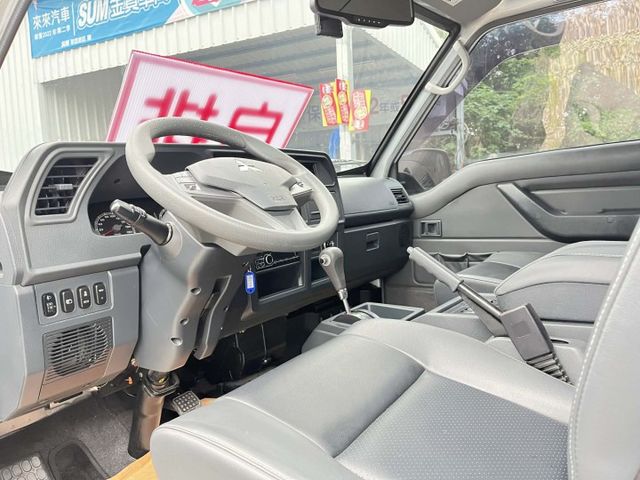 稀有自排一手車~里程僅跑1萬公里~盲點 定速 雙安全氣囊 ABS~全車原鈑件~原廠保養~內外如新~可全額貸款  第16張相片