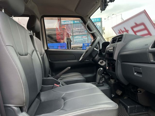 自排車~全車原鈑件~認證車~雙安全氣囊~定速~盲點~鋁圈~內外漂亮~兩年五萬公里保固可全額貸款~  第6張相片