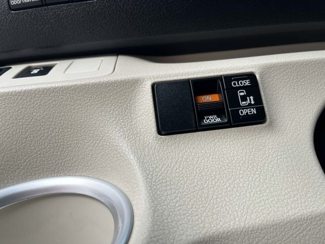 7人座一手車~僅跑8萬多公里~電動滑門~I KEY~摸門~定速~內外漂亮~優質車況~原廠保養原鈑件~可全額貸款  第16張相片