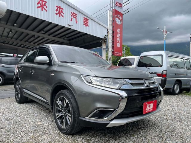 一手車原廠保養~原鈑件~僅跑4萬公里~ACC跟車~車道偏離~電子手剎車~內外漂亮~2年5萬公里保固~可全額貸款  第1張相片
