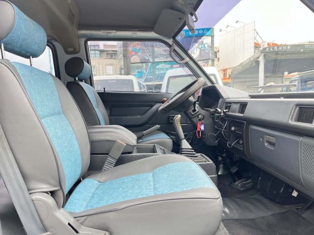 一手車~僅跑12萬多公里~8人座大空間~客貨兩用~內裝漂亮氣氛佳~原鈑件一年兩萬公里保固  第7張相片