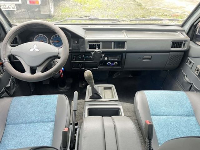 一手車~僅跑12萬多公里~8人座大空間~客貨兩用~內裝漂亮氣氛佳~原鈑件一年兩萬公里保固  第13張相片