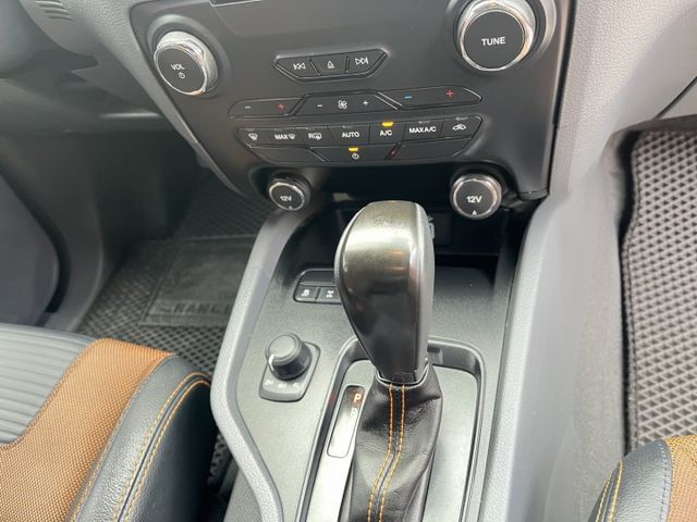 一手車~僅跑6萬9千公里~全車原鈑件~內裝氣氛好~底盤漂亮無鏽蝕~無惡操無遼溪~可全額貸款~  第9張相片