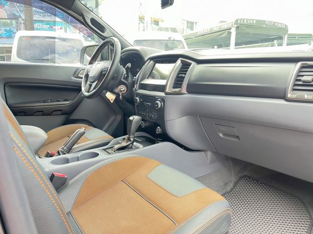 一手車~僅跑6萬9千公里~全車原鈑件~內裝氣氛好~底盤漂亮無鏽蝕~無惡操無遼溪~可全額貸款~  第11張相片