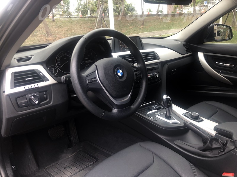 2014 BMW F30 318d 省油又有派頭!  第10張相片