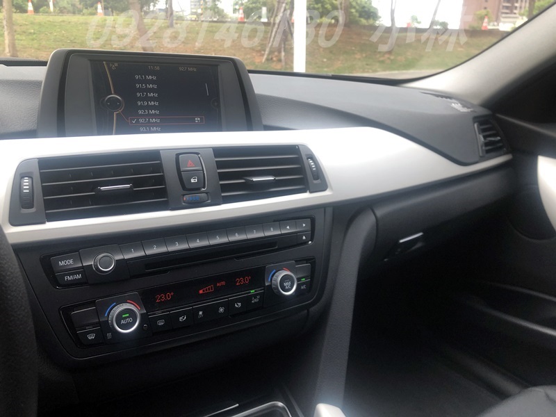 2014 BMW F30 318d 省油又有派頭!  第16張相片