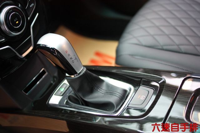 會長の店認證車/0利率專案+全車保固☆極美小改款U6 1.8‧一手車+保證跑4萬‧天窗‧影音大螢幕‧抬頭顯示器  第11張相片