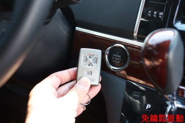 會長の店認證車/五重送專案☆小改款空力套件+獨有頂級九安培力亞2.4～‧免鑰匙‧雙電動滑門•電尾門‧巡跡‧前+後大螢幕  第11張相片