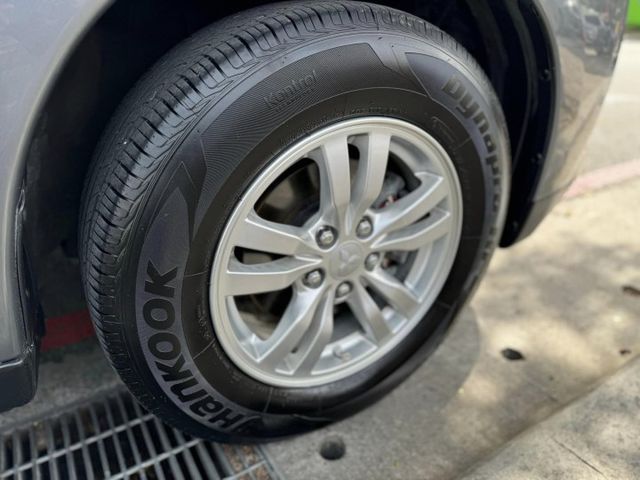 會長の店認證車/獨家給二年保固☆本月優惠價～小改款 2.4 ‧有定速‧恆溫空調‧選配安卓大螢幕‧胎壓偵測器  第16張相片