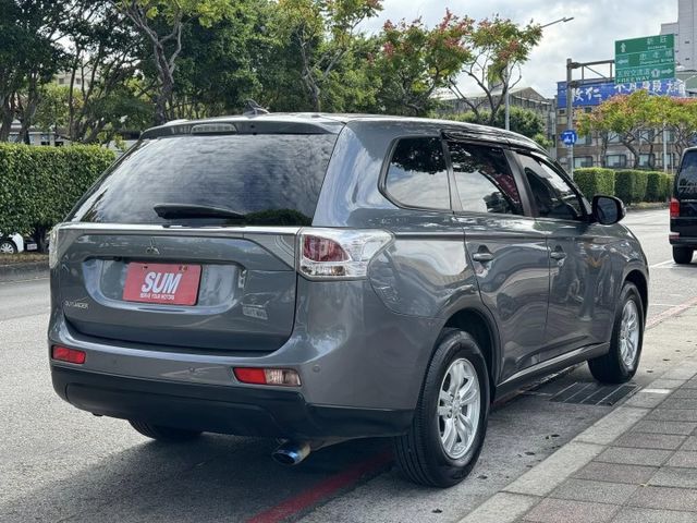 會長の店認證車/獨家給二年保固☆本月優惠價～小改款 2.4 ‧有定速‧恆溫空調‧選配安卓大螢幕‧胎壓偵測器  第20張相片