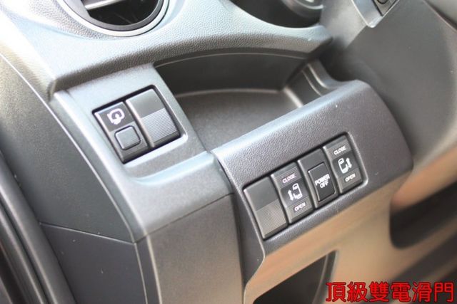 會長の店認證車/二年保固+全車保固☆少見有旗艦正七人座‧獨有雙電動滑門.六安+定速.電動天窗+電動椅‧三台大螢幕  第10張相片