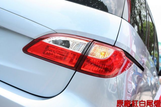 會長の店認證車/二年保固+全車保固☆少見有旗艦正七人座‧獨有雙電動滑門.六安+定速.電動天窗+電動椅‧三台大螢幕  第18張相片