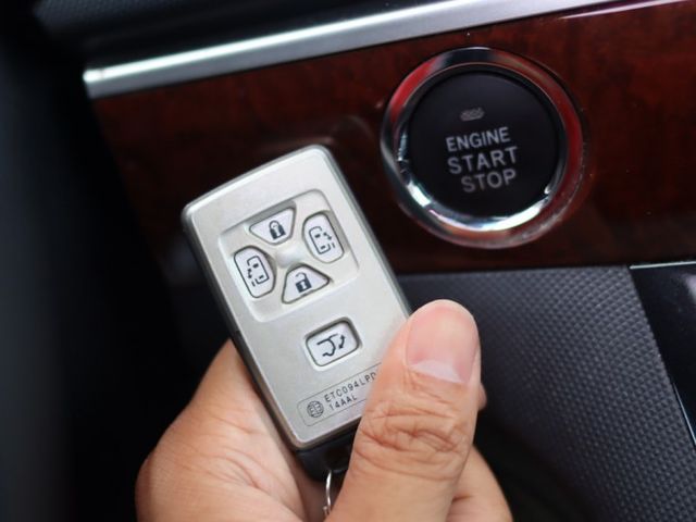 會長の店認證車/獨有二年保固☆小改款空力套件+獨有頂級九安培力亞3.5～‧免鑰匙‧雙電動滑門•電尾門‧巡跡‧前+後大螢幕  第8張相片