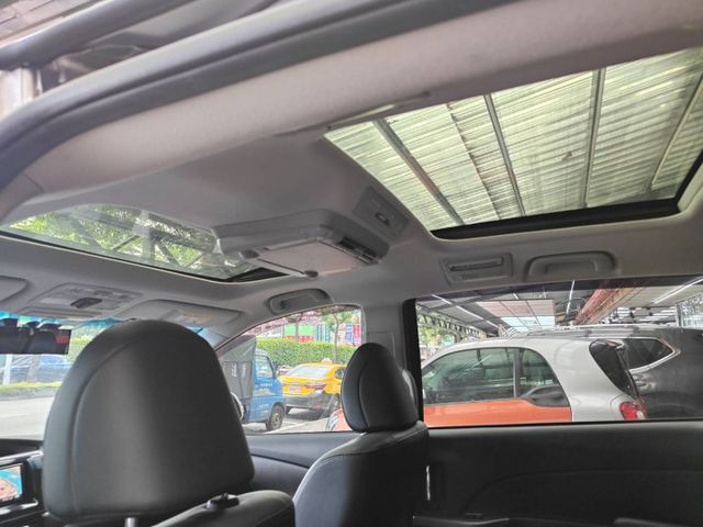 會長の店認證車/獨有二年保固☆小改款空力套件+獨有頂級九安培力亞3.5～‧免鑰匙‧雙電動滑門•電尾門‧巡跡‧前+後大螢幕  第15張相片