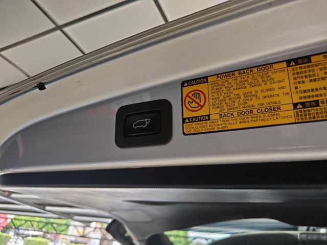 會長の店認證車/獨有二年保固☆小改款空力套件+獨有頂級九安培力亞3.5～‧免鑰匙‧雙電動滑門•電尾門‧巡跡‧前+後大螢幕  第20張相片