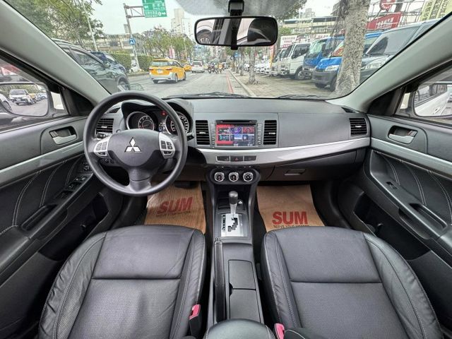 會長の店認證車☆獨家2年保固～1.8小改款/純自用車/黑皮椅/恆溫/定速+選配大螢幕/空力套件/美到冒泡  第4張相片