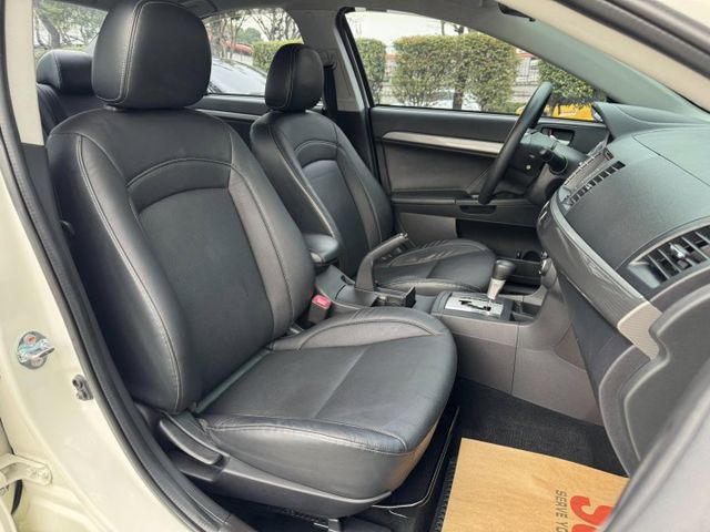 會長の店認證車☆獨家2年保固～1.8小改款/純自用車/黑皮椅/恆溫/定速+選配大螢幕/空力套件/美到冒泡  第5張相片