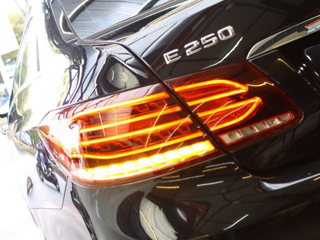 會長の店認證車☆總代理小改款 BENZ E250 Coupe.一手跑十萬.免鑰匙.全景天窗.雙前電動椅  第19張相片