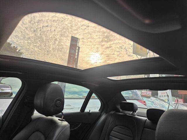 會長の店認證車/朋友託售～二年保固☆旗艦小改款C250 AMG黑沈木•自用車+只跑6萬多公里/選配全景天窗/選配大螢幕  第12張相片