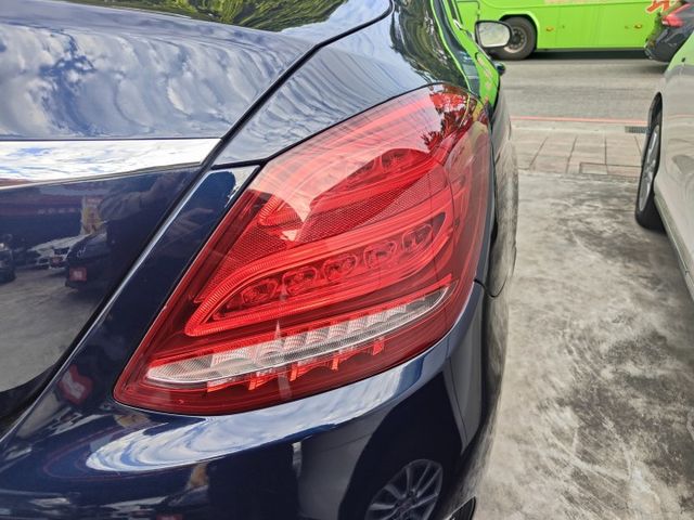 會長の店認證車/朋友託售～二年保固☆旗艦小改款C250 AMG黑沈木•自用車+只跑6萬多公里/選配全景天窗/選配大螢幕  第17張相片