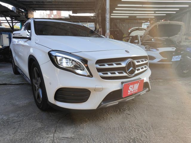 會長の店認證車/客戶託售換賓士新車☆總代理小改款GLA AMG少見‧免鑰匙＋九安.雙電動座椅.導航＋倒車顯影‧電動尾門  第1張相片