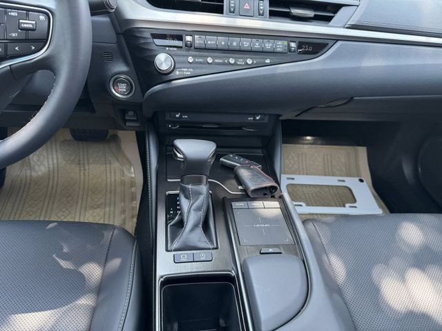 會長の店認證車☆客戶換購瑪莎拉蒂/大改款車款‧一手女用車+保證保證只跑8萬公里.ACC跟車＋車道偏移，倒車顯影，極美車況  第4張相片