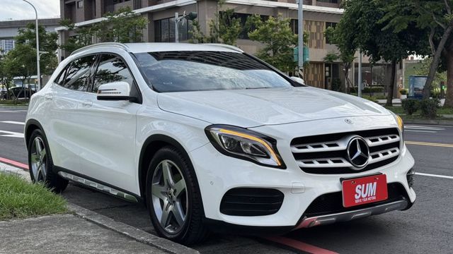 會長の店認證車/客戶託售換賓士新車☆總代理小改款GLA AMG少見‧免鑰匙＋九安.雙電動座椅.導航＋倒車顯影‧電動尾門  第1張相片