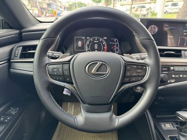 會長の店認證車☆客戶換購瑪莎拉蒂/大改款車款‧一手女用車+保證保證只跑8萬公里.ACC跟車＋車道偏移，倒車顯影，極美車況  第6張相片