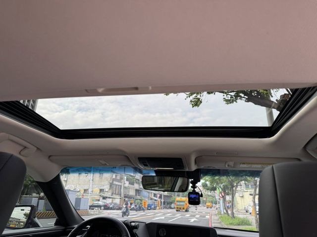 會長の店認證車☆客戶換購瑪莎拉蒂/大改款車款‧一手女用車+保證保證只跑8萬公里.ACC跟車＋車道偏移，倒車顯影，極美車況  第9張相片