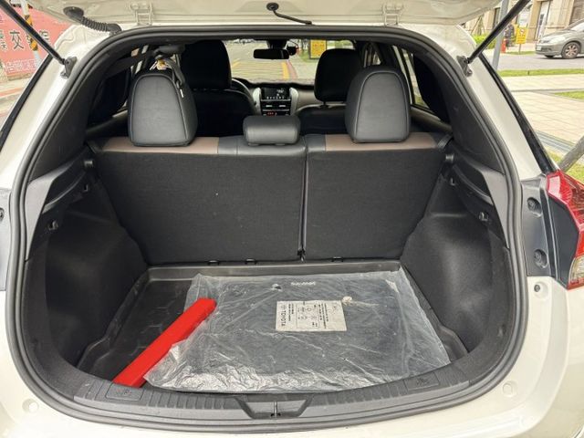 會長の店認證車☆YARIS 1.5 S版空力套件＋加裝下巴/免鑰啟動/一手里程數保證/巡跡防滑/車道偏移/自動煞停  第13張相片