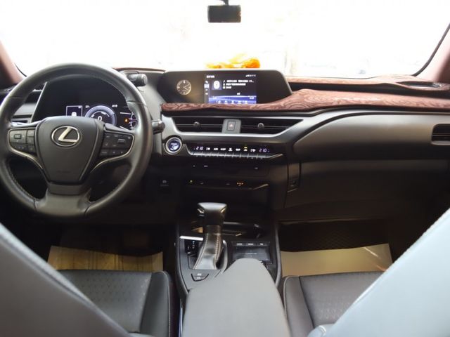 會長の店認證車☆UX250h 2.0油電旗艦版/一手車+只跑五萬多/ACC跟車/車道偏移/自動煞停/電動尾門/空力套件  第3張相片