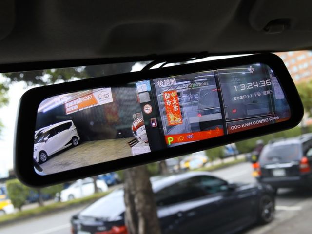 會長の店認證車☆1.5自排小改款/一手車/黑皮椅/盲點/定速+中央空調後出風口/巡跡防滑/美到冒泡  第9張相片