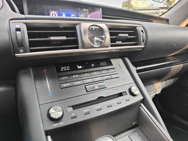 會長の店認證車☆大改款 IS300 2.0汽油/一手車+只跑6萬多/ACC跟車/車道偏移/自動煞停/空力套件/倒車顯影  第11張相片