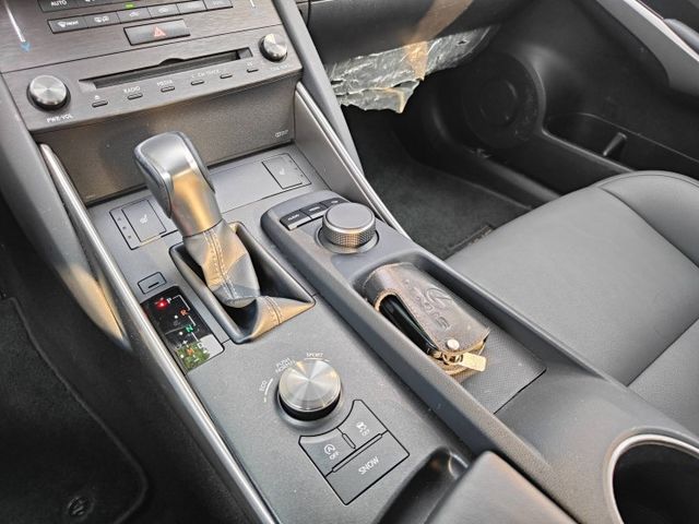 會長の店認證車☆大改款 IS300 2.0汽油/一手車+只跑6萬多/ACC跟車/車道偏移/自動煞停/空力套件/倒車顯影  第13張相片