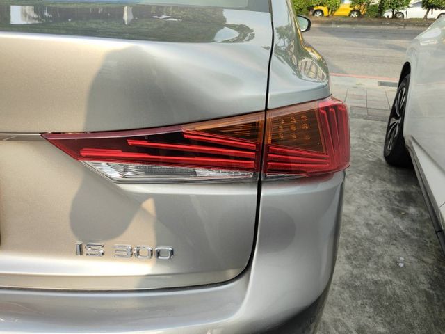 會長の店認證車☆大改款 IS300 2.0汽油/一手車+只跑6萬多/ACC跟車/車道偏移/自動煞停/空力套件/倒車顯影  第20張相片