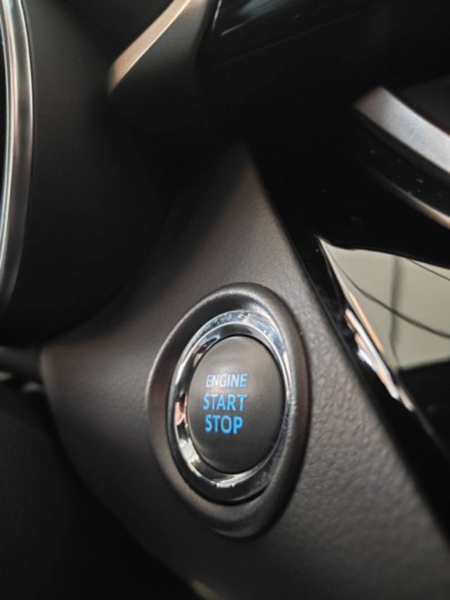 會長の店認證車/小改款 CHR 1.2 豪華版＋黑車頂/一手跑2萬多/ACC跟車/車道偏移/自動煞停/盲點偵測/空氣清靜  第7張相片