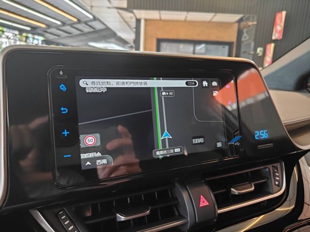 會長の店認證車/小改款 CHR 1.2 豪華版＋黑車頂/一手跑2萬多/ACC跟車/車道偏移/自動煞停/盲點偵測/空氣清靜  第9張相片