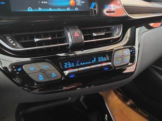 會長の店認證車/小改款 CHR 1.2 豪華版＋黑車頂/一手跑2萬多/ACC跟車/車道偏移/自動煞停/盲點偵測/空氣清靜  第10張相片