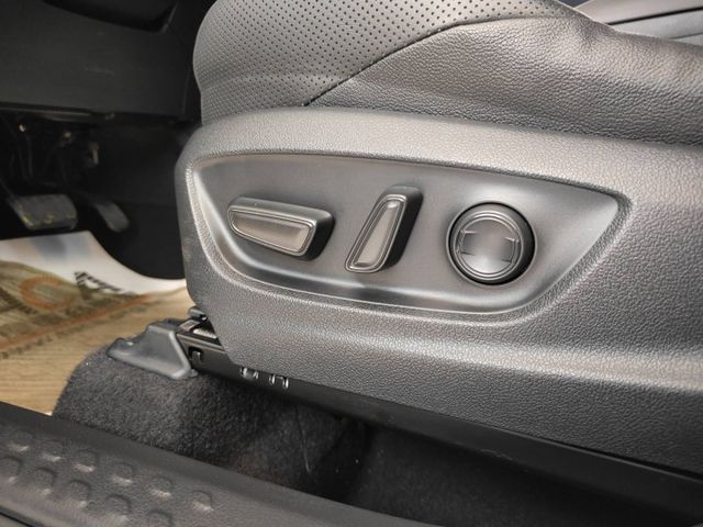 會長の店認證車/小改款 CHR 1.2 豪華版＋黑車頂/一手跑2萬多/ACC跟車/車道偏移/自動煞停/盲點偵測/空氣清靜  第11張相片