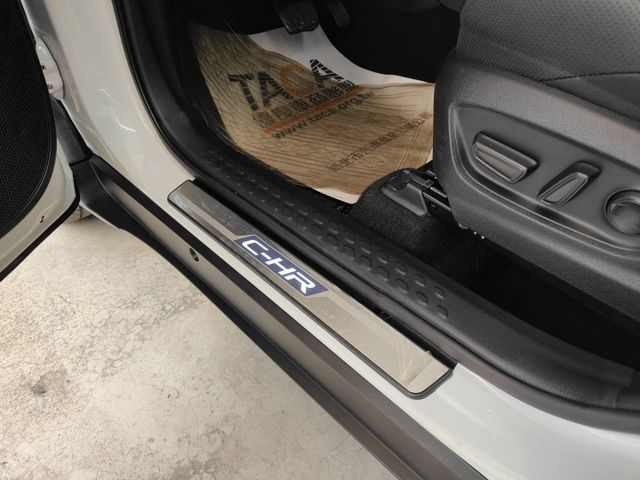 會長の店認證車/小改款 CHR 1.2 豪華版＋黑車頂/一手跑2萬多/ACC跟車/車道偏移/自動煞停/盲點偵測/空氣清靜  第14張相片