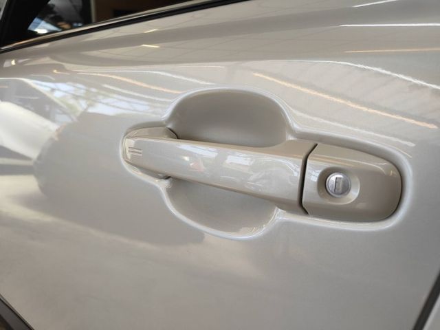 會長の店認證車/小改款 CHR 1.2 豪華版＋黑車頂/一手跑2萬多/ACC跟車/車道偏移/自動煞停/盲點偵測/空氣清靜  第15張相片