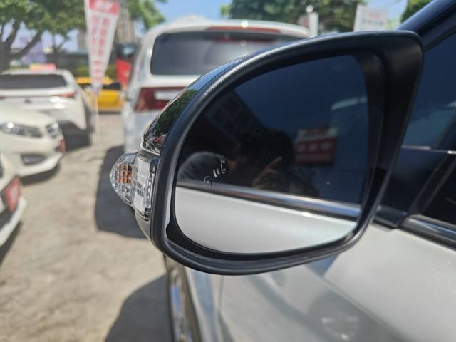 會長の店認證車/小改款 CHR 1.2 豪華版＋黑車頂/一手跑2萬多/ACC跟車/車道偏移/自動煞停/盲點偵測/空氣清靜  第16張相片