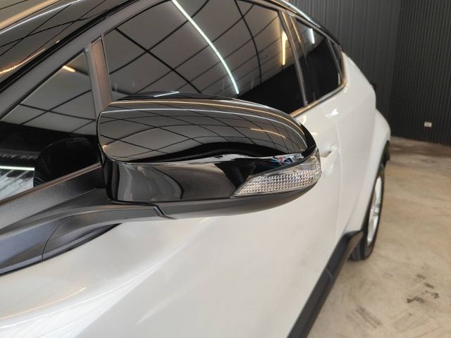 會長の店認證車/小改款 CHR 1.2 豪華版＋黑車頂/一手跑2萬多/ACC跟車/車道偏移/自動煞停/盲點偵測/空氣清靜  第17張相片