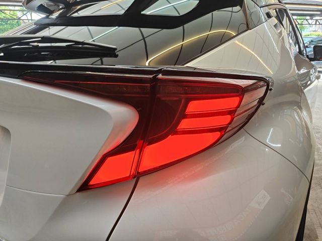 會長の店認證車/小改款 CHR 1.2 豪華版＋黑車頂/一手跑2萬多/ACC跟車/車道偏移/自動煞停/盲點偵測/空氣清靜  第19張相片