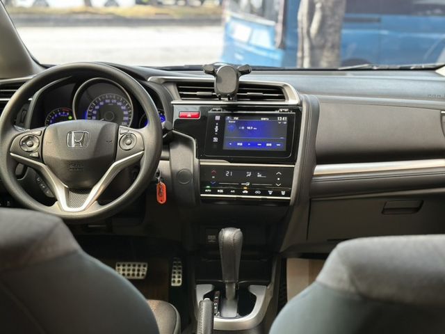 會長の店認證車/五重送專案☆頂級 FIT 1.5S＋加裝空力套件.一手車+只跑11萬/定速/巡跡防滑/換檔撥片/倒車顯影  第3張相片