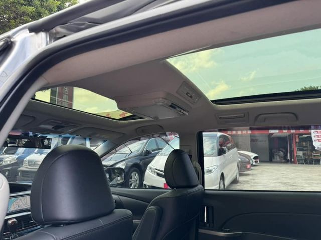 會長の店認證車/獨有二年保固☆小改款空力套件+獨有頂級九安培力亞3.5～‧免鑰匙‧雙電動滑門•電尾門‧巡跡‧前+後大螢幕  第14張相片