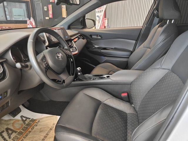 會長の店認證車/小改款 CHR 1.2 豪華版＋黑車頂/一手跑2萬多/ACC跟車/車道偏移/自動煞停/盲點偵測/空氣清靜  第4張相片
