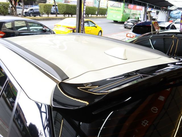 會長の店認證車☆YARIS Crossover/一手跑三萬多.九安全氣囊/巡跡防滑/感應頭燈/全車空力套件  第18張相片