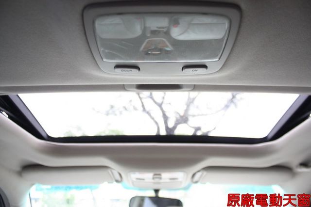 會長の店認證車/半年保固☆小改款天窗2.0柴油旗艦‧自用車+里程數保證只跑10萬‧雙側踏板‧定速•電動椅•恆溫‧極優車況  第9張相片