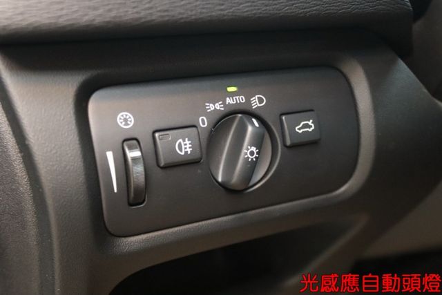 會長の店認證車☆小改款 V40 T3旗艦版.自用跑12萬公里.ACC跟車.車道偏移.盲點.雙前電動椅  第14張相片